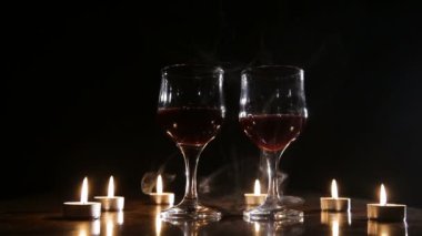 Şarap, gözlük ve duman yanan mumlar.