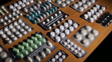 Tabletler ve hapları masada paketleme