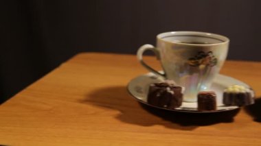 Çikolata şeker ile tabloda çay seti.
