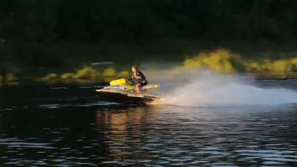 Jet ski üzerinde genç kız. — Stok video