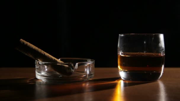 Boissons au whisky avec des cigares fumants — Video