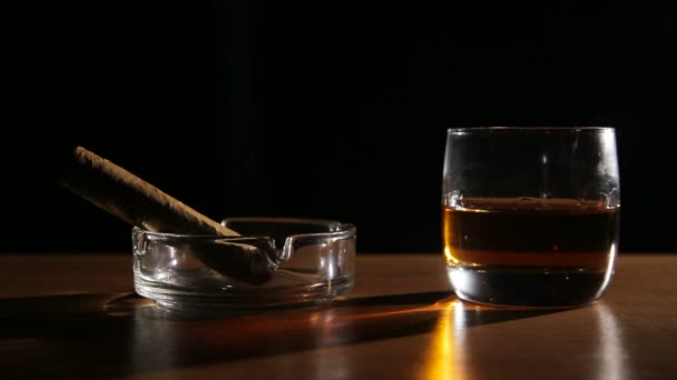 Whiskey drinks with smoking cigars — Stock Video