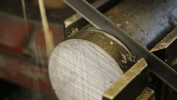 Saw cutting metal — Stock Video