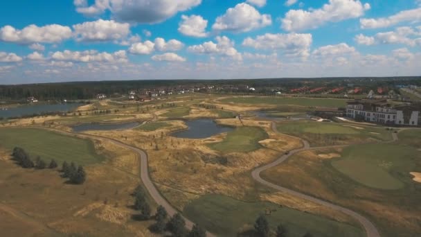 Luftaufnahme des Golfplatzes und des Wassers.