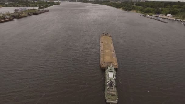 Luchtfoto uitzicht: Barge op de rivier. — Stockvideo