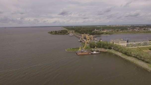 Vista aérea: Puerto fluvial con grúas y barcos. — Vídeo de stock