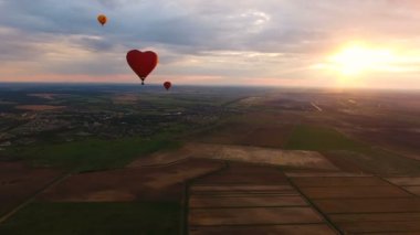 Sıcak hava balonu gökyüzüne bir alanın üzerinde. Havadan görünümü