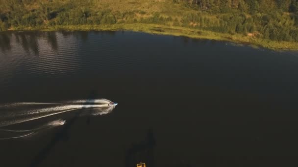 Wakeboarder szörfözés a folyón.Légi videó. — Stock videók