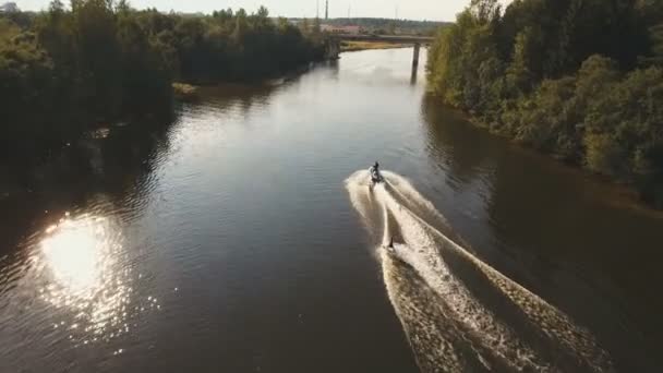 川でサーフィンウェイクボード.空中ビデオ. — ストック動画