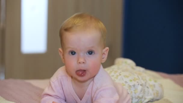 Baby op een bed in de slaapkamer — Stockvideo