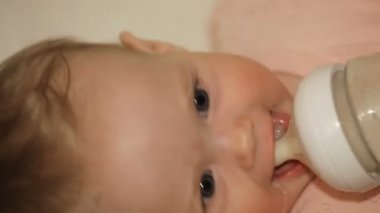 Biberon içme formu.