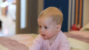 Bebek yatak odasında bir yatak üzerinde