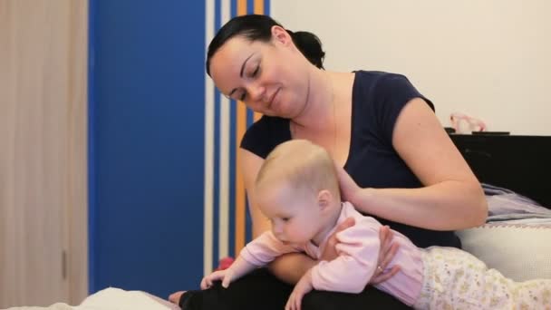 Mère et bébé jouent et sourient à la maison — Video