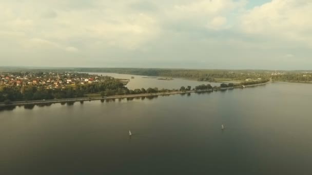 湖の航空写真ビュー: 航行ボート — ストック動画