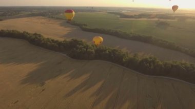 Sıcak hava balonları bir alanın üzerinde gökyüzünde. Havadan görünümü