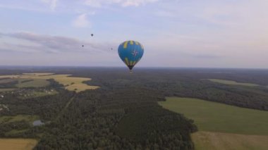 Sıcak hava balonu gökyüzüne bir alanın üzerinde. Havadan görünümü
