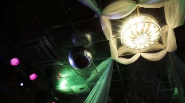 Bir gece kulübünde bir disko topu.