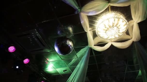 Disco ball en un club nocturno . — Vídeo de stock
