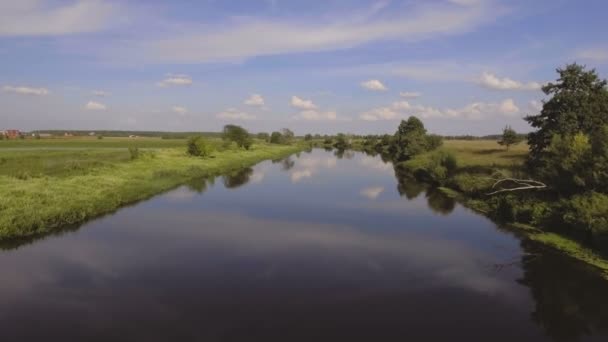 Sobrevolando el río — Vídeos de Stock