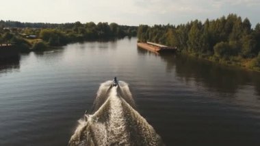 Nehirde sörf yapan Wakeboardcu..