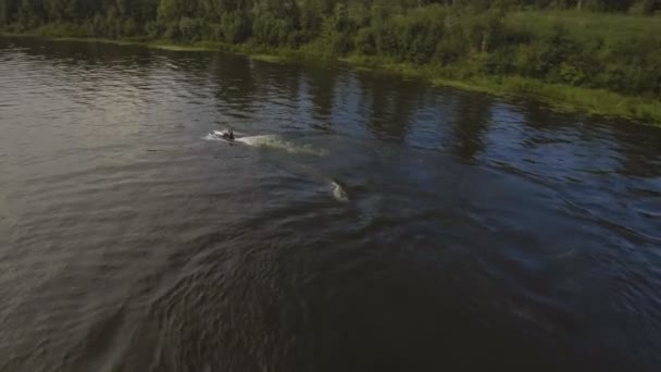 Jeune garçon sur le jet ski dans la rivière.Vidéo aérienne. — Video