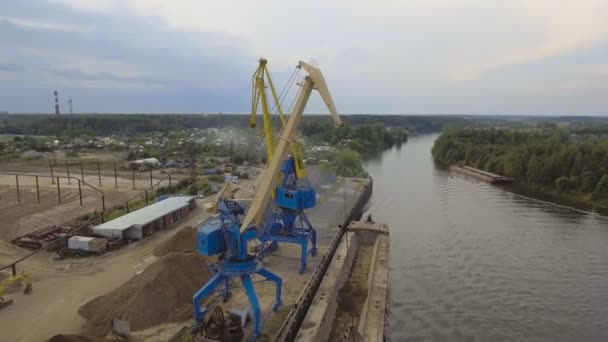 Vista aérea: Puerto fluvial con grúas y barcos. — Vídeos de Stock