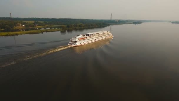 Круїзний корабель на річці. Вид з повітря — стокове відео