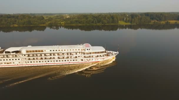 Crucero en el río.Vista aérea — Vídeos de Stock