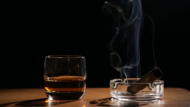 Whiskey drinks with smoking cigars — Stock Video