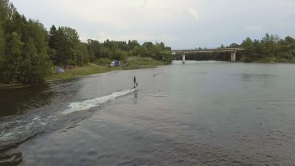 Při přechodu board rider. Fly board rider. Letecké video. — Stock video