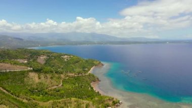 Tropik adalar ve mavi deniz. Filipinler, Mindanao.