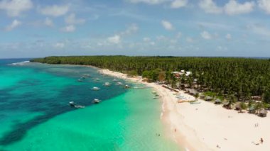 Kumlu plajı ve turistleri olan tropik Daco Adası.