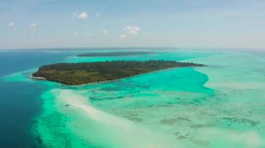 Göl kıyısında turkuaz suyu olan bir kumsal. Balabac, Palawan, Filipinler.