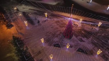 Kış akşamında Noel ışığı