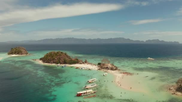 Pequeña isla tórpica con una playa de arena blanca, vista superior. — Vídeo de stock