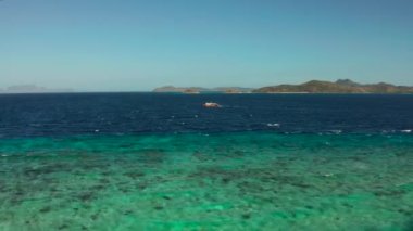 Filipin motorlu teknesi su yüzeyinde