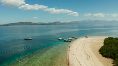 Kumlu bir tropik ada. Palawan, Filipinler