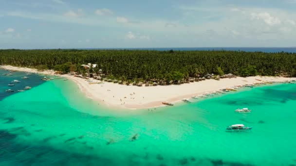 Île tropicale de Daco avec une plage de sable et des touristes. — Video