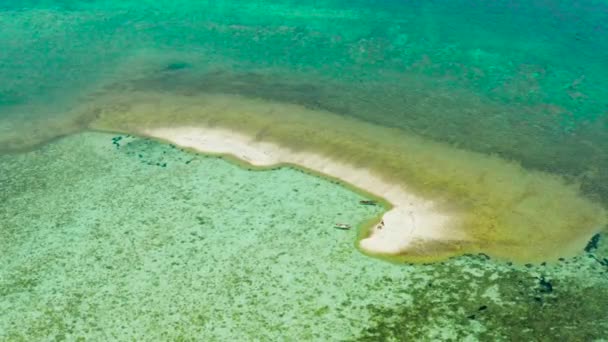 Praia de areia em um recife de coral. Balabac, Palawan, Filipinas. — Vídeo de Stock