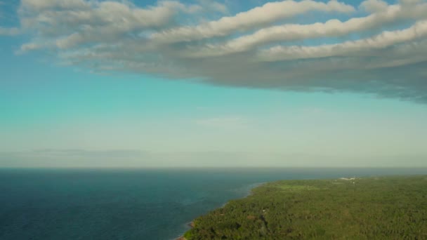 Peisaj tropical cu mare și nori. Insula Camiguin Filipine . — Videoclip de stoc