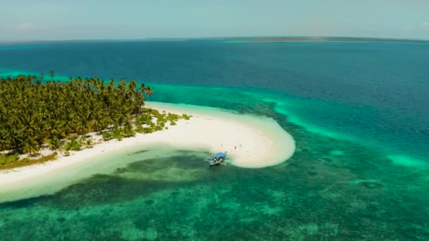 Isla tropical con playa de arena. Balabac, Palawan, Filipinas. — Vídeo de stock