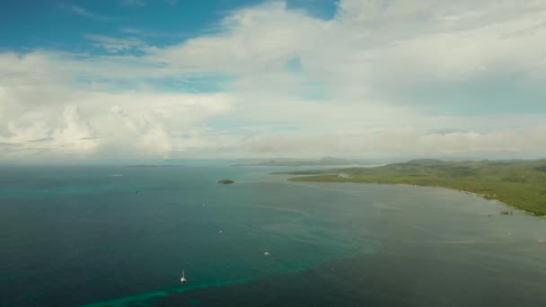 La costa de la isla de Siargao, océano azul y olas. — Vídeos de Stock