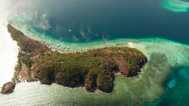 Μικρό νησί torpical με λευκή αμμουδιά, θέα στην κορυφή. — Αρχείο Βίντεο