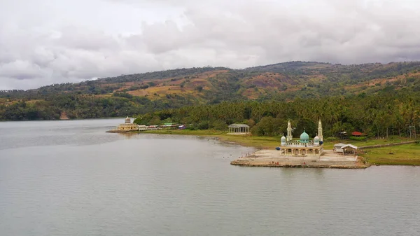 Mesquita na margem do lago Lanao. Lanao del Sur, Filipinas. — Fotografia de Stock