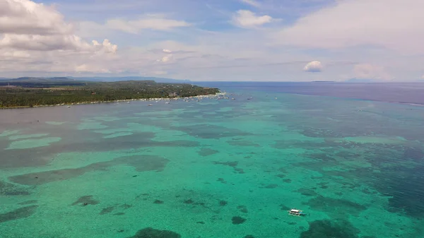 Playa de arena y mar tropical. Isla de Panglao, Filipinas. —  Fotos de Stock