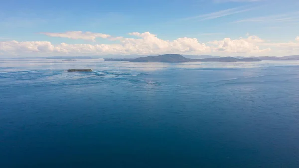 Mar azul e islas tropicales. Mindanao, Filipinas. — Foto de Stock