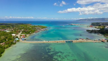 Bohol ve Panglao adaları arasındaki Dauis Köprüsü, Filipinler.
