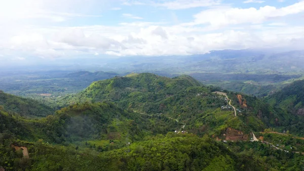 熱帯雨林や雲と山。フィリピン、ミンダナオ島 — ストック写真