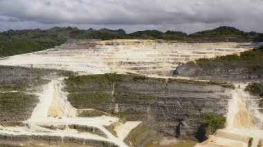 Dağlarda kireçtaşı ocağı.