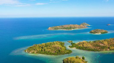Tropik adalar ve mavi deniz. Filipinler, Zamboanga.